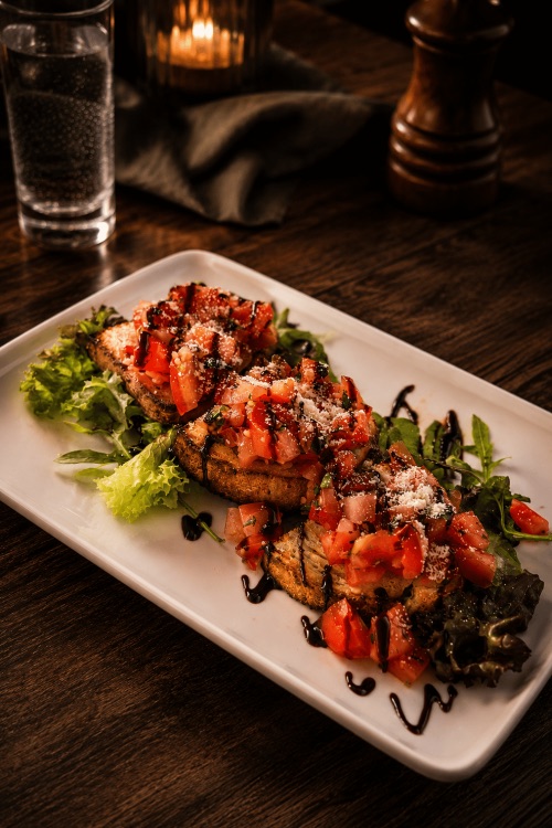 Bruschetta mit Tomaten und Basilikum auf geröstetem Brot
