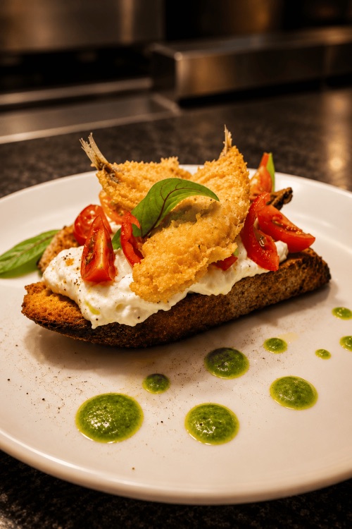 Geröstetes Brot mit Tomaten, Basilikum und frittiertem Parmesan