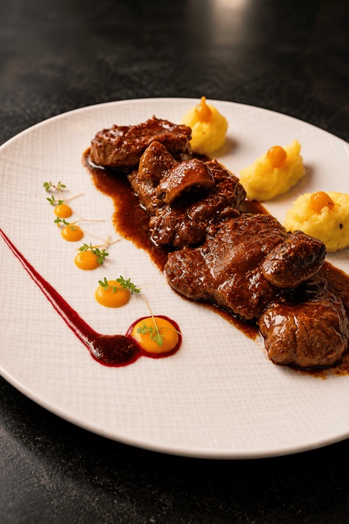 Geschmorte Schweinebäckchen in dunkler Sauce mit Kartoffelpüree