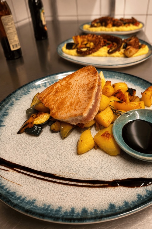 Thunfischfilet mit Ofenkartoffeln und Balsamico